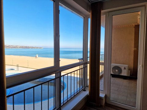 Spacious one-bedroom apartment with sea views in an exclusive first-line complex in Obzor, Bulgaria