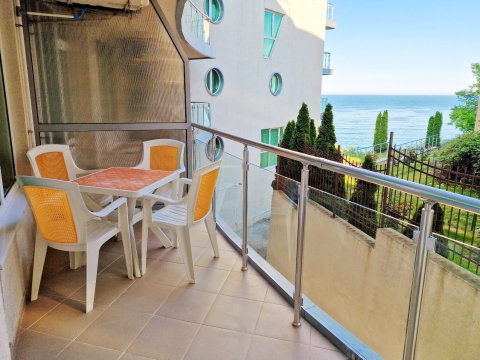 three-room apartment with sea view, two bathrooms, right on the beach, Byala