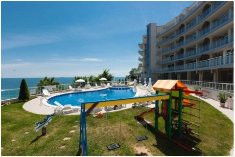 three-room apartment with sea view, two bathrooms, right on the beach, Byala