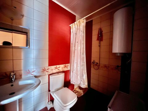 Предлагаме еднофамилна къща в Горица с басейн!