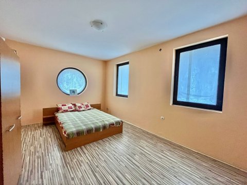 Предлагаме еднофамилна къща в Горица с басейн!