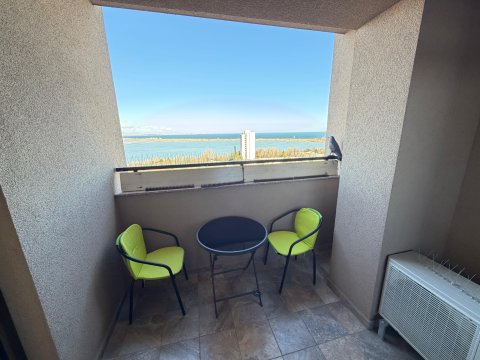 2-room apartment with panoramic sea views in Lazuren Bryag