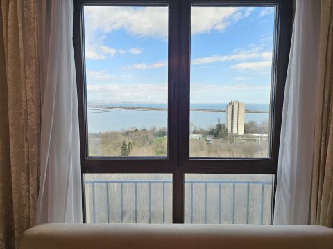 2-room apartment with panoramic sea views in Lazuren Bryag