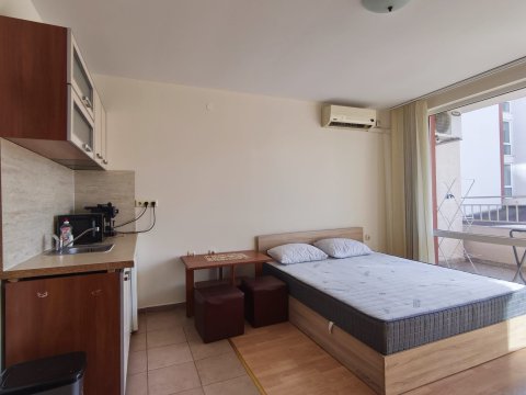 Spacious one-bedroom apartment in Fort Knox complex with a minimum annual yield of 7%