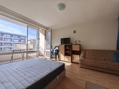 Spacious one-bedroom apartment in Fort Knox complex with a minimum annual yield of 7%