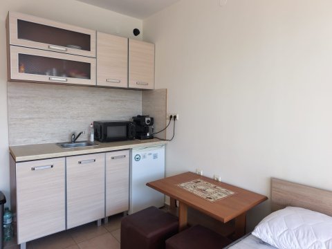 Spacious one-bedroom apartment in Fort Knox complex with a minimum annual yield of 7%