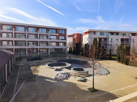 Spacious one-bedroom apartment in Fort Knox complex with a minimum annual yield of 7%