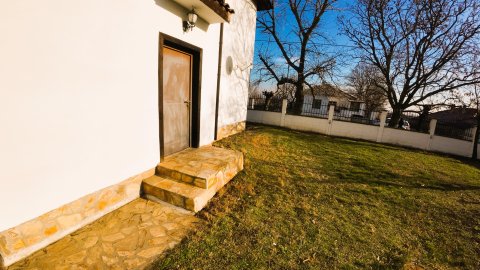 Sale of a two-story house with AKT 16