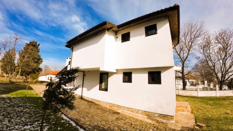 Sale of a two-story house with AKT 16