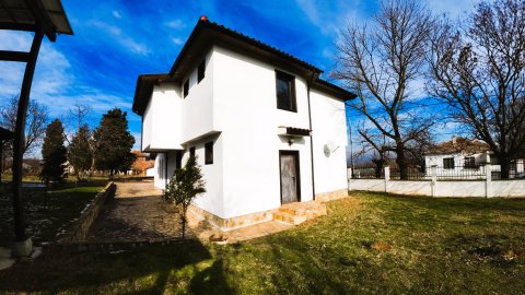 Sale of a two-story house with AKT 16