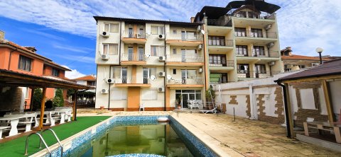 Beautiful family hotel with restaurant for sale in the central part of Ravda