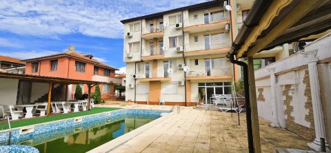 Beautiful family hotel with restaurant for sale in the central part of Ravda