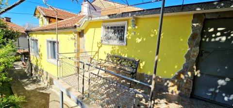 Продается двухэтажный дом с 3 спальнями, таверной и гаражом недалеко от центра Айтоса.