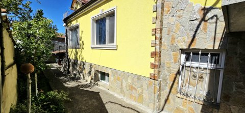 Продается двухэтажный дом с 3 спальнями, таверной и гаражом недалеко от центра Айтоса.