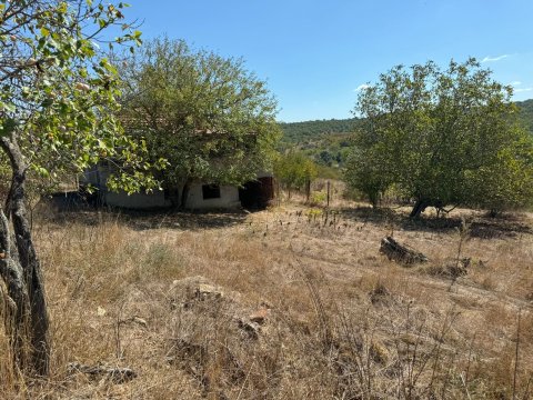 Старый дом с большим двором в селе Белила, муниципалитет Средец.