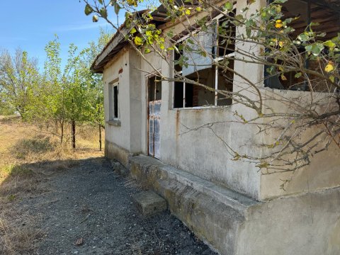 Старый дом с большим двором в селе Белила, муниципалитет Средец.