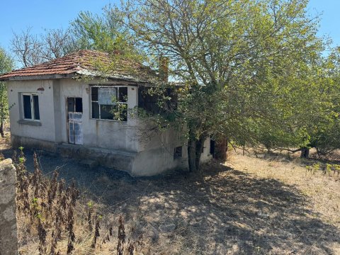 Старый дом с большим двором в селе Белила, муниципалитет Средец.