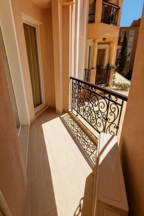 Элегантные апартаменты с одной спальней в комплексе Romance Marine — стиль, комфорт и приморская атмосфера в 400 м от пляжа.