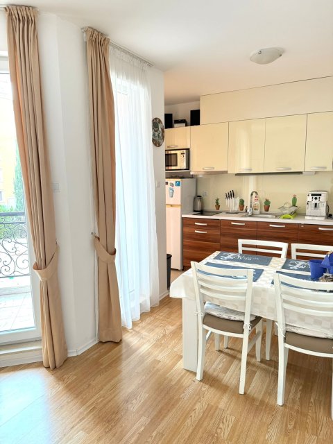 Элегантные апартаменты с одной спальней в комплексе Romance Marine — стиль, комфорт и приморская атмосфера в 400 м от пляжа.