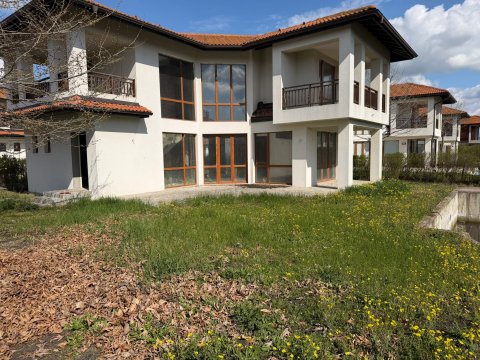 House in the gated complex Floral Meadows - ready to be finished to your taste!