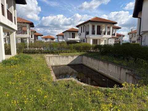 House in the gated complex Floral Meadows - ready to be finished to your taste!