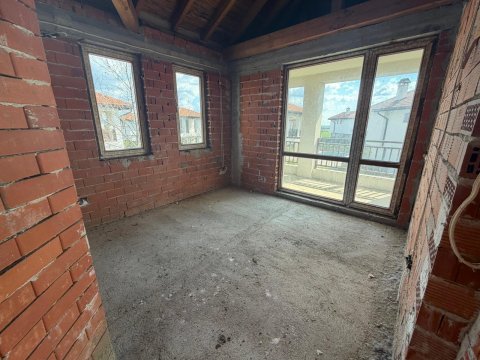 House in the gated complex Floral Meadows - ready to be finished to your taste!