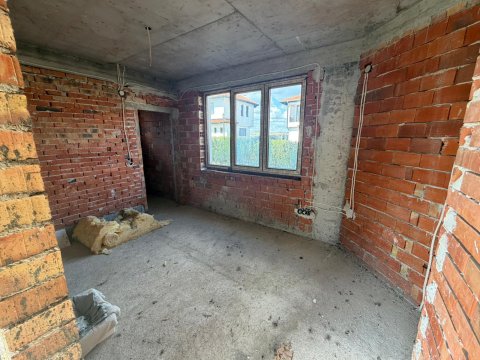 House in the gated complex Floral Meadows - ready to be finished to your taste!