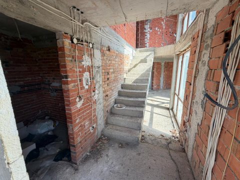 House in the gated complex Floral Meadows - ready to be finished to your taste!