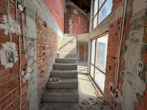 House in the gated complex Floral Meadows - ready to be finished to your taste!