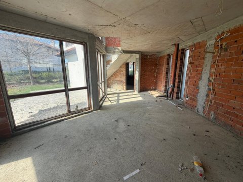 House in the gated complex Floral Meadows - ready to be finished to your taste!