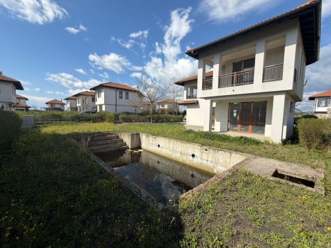 House in the gated complex Floral Meadows - ready to be finished to your taste!