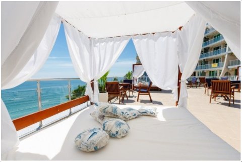 Spacious three-bedroom with two bathrooms, right on the beach, Byala