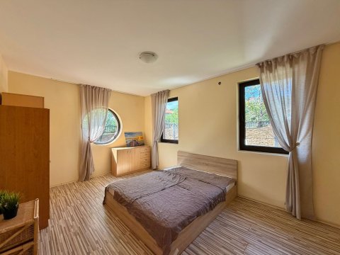Detached house with no maintenance fees!