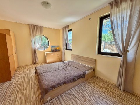 Detached house with no maintenance fees!