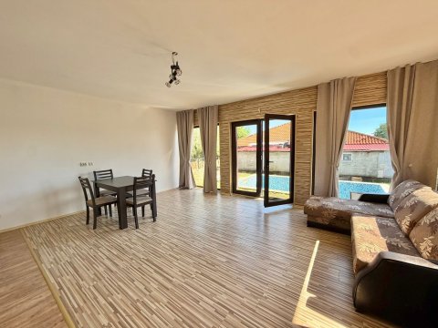 Detached house with no maintenance fees!