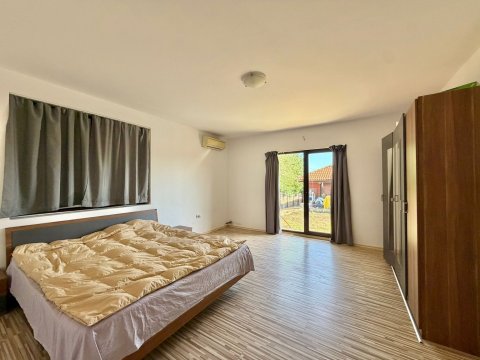 Detached house with no maintenance fees!