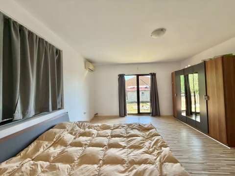 Detached house with no maintenance fees!