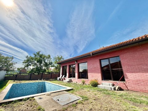 Detached house with no maintenance fees!
