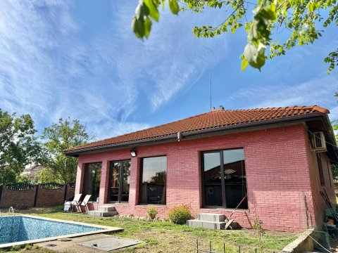 Detached house with no maintenance fees!