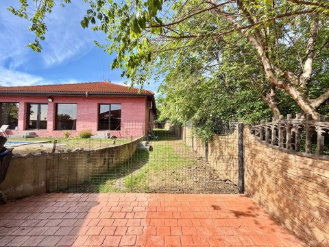 Detached house with no maintenance fees!