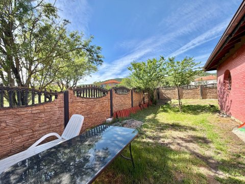 Detached house with no maintenance fees!