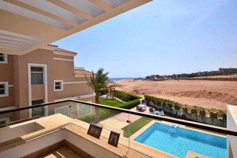 Luxury villa by the Red Sea with private pool and rooftop