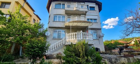 Beautiful three-story house for sale a minute from the center of Kableshkov