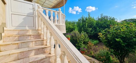 Beautiful three-story house for sale a minute from the center of Kableshkov