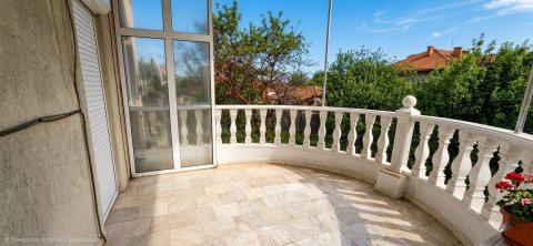 Beautiful three-story house for sale a minute from the center of Kableshkov