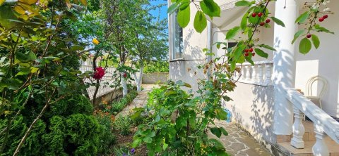 Beautiful three-story house for sale a minute from the center of Kableshkov