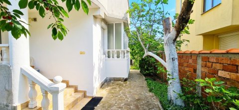 Beautiful three-story house for sale a minute from the center of Kableshkov