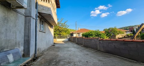 Beautiful three-story house for sale a minute from the center of Kableshkov