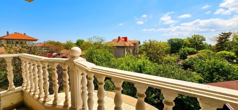 Beautiful three-story house for sale a minute from the center of Kableshkov
