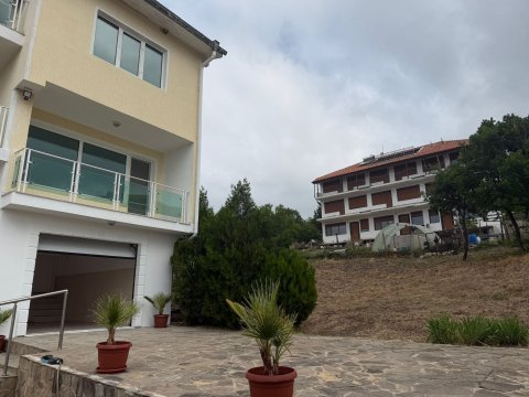 Spacious three-storey house with sea view and large garden in Košaritsa - Čolakova Češma